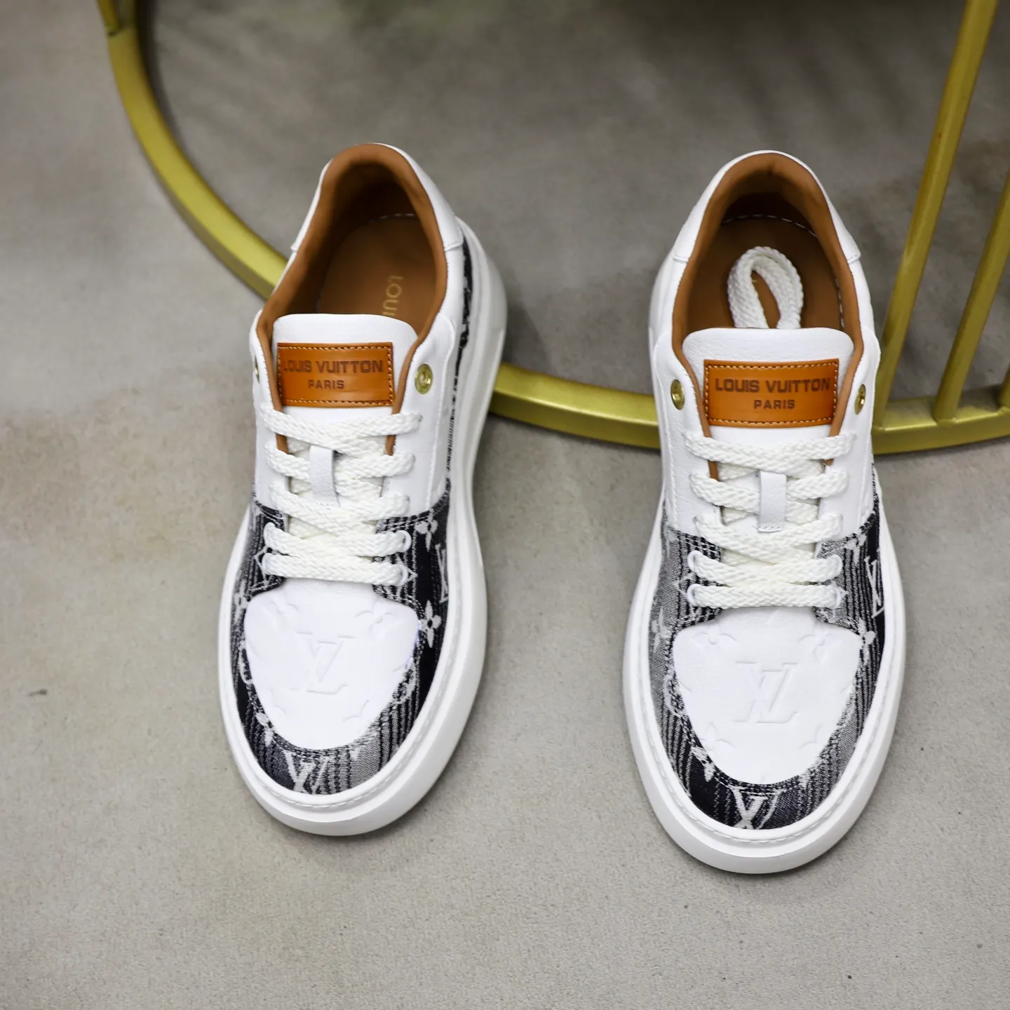 Ex-factory price: 480💰🙅‍♂️🙅‍♂️🙅‍♂️ Brand: LV Louis Vuitton Standard code: 38-44 (45 customized) Grade: Same as the official website Material: Original fabric Comfortable cowhide lining Increased lightness, wear-resistant and soft outsole Style category: Men's fashionable casual shoes Running sneakers Distinguished luxury brand elements Top luxury Color: actual picture color